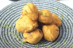 Aloo Pyaaz Pakode snacking, Aloo Pyaaz Pakode snack, aloo pyaaz pakode recipe and preparation, Stuffed