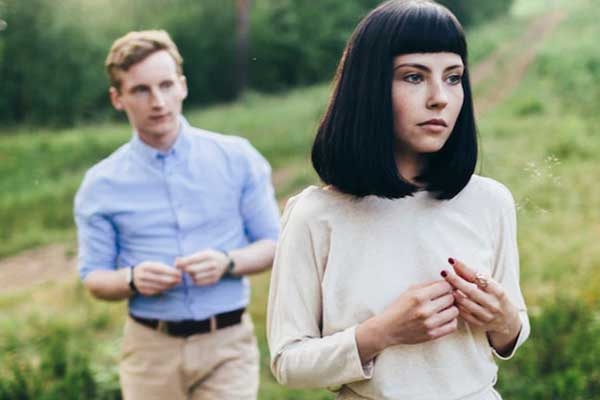 6 Crafty Signs He's Faking His Love for you